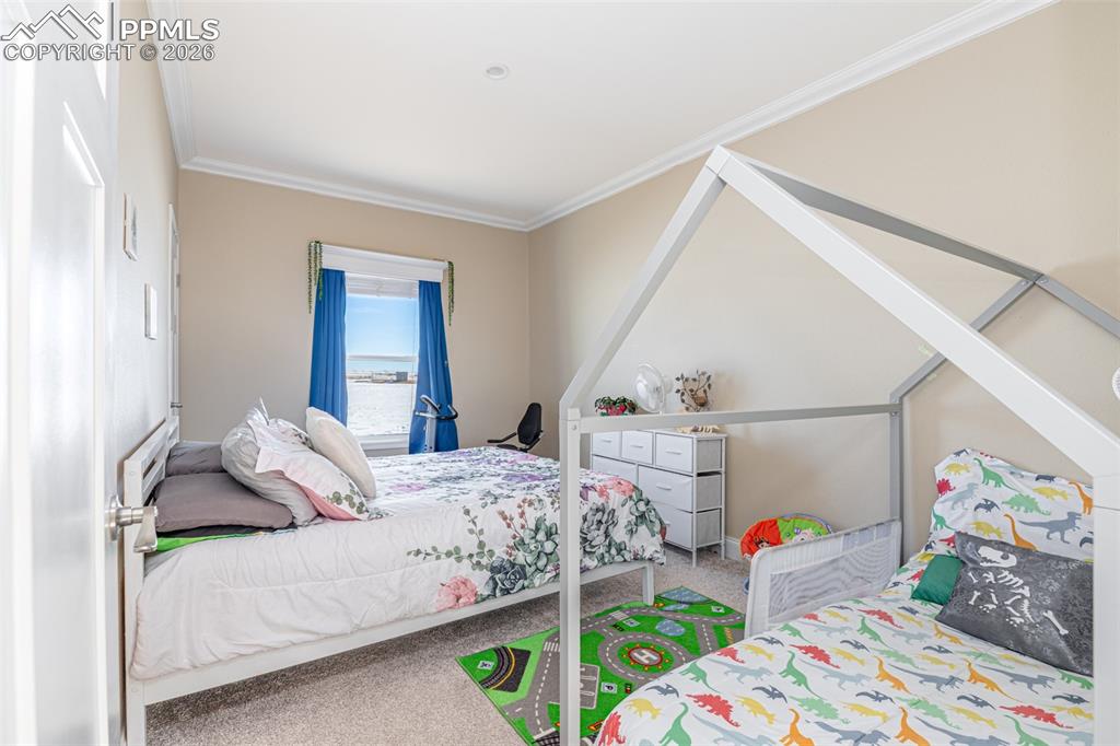 Image 21 of 34: Bedroom