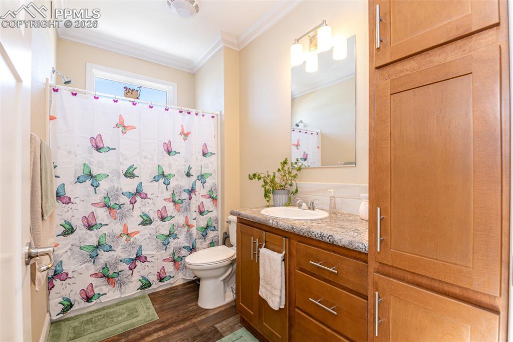 Image 22 of 34: Bathroom