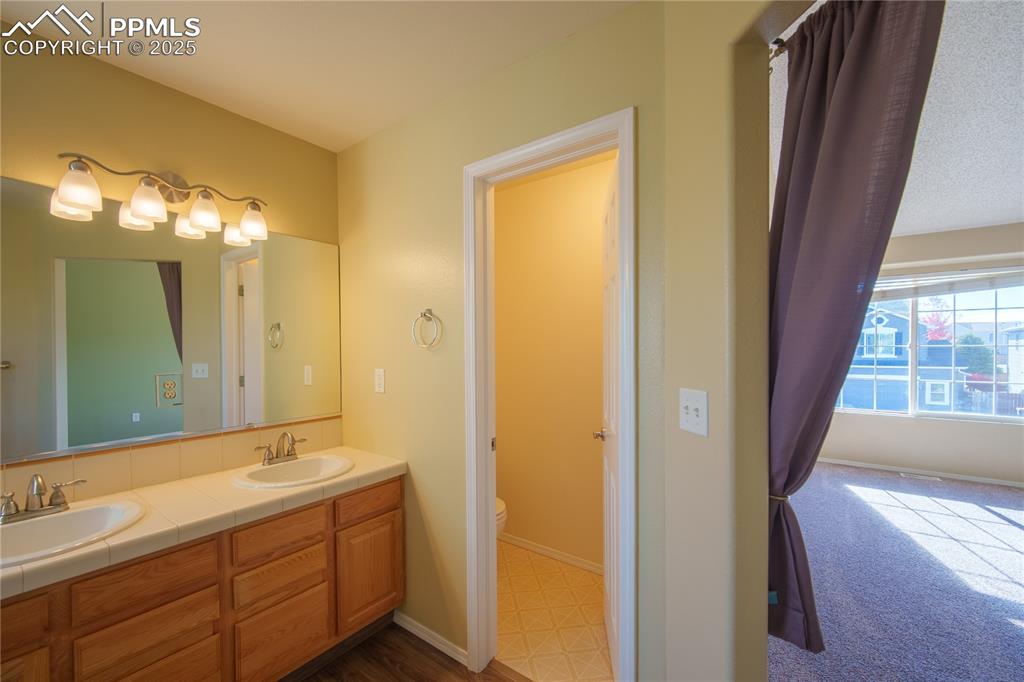 Image 18 of 30: Bathroom