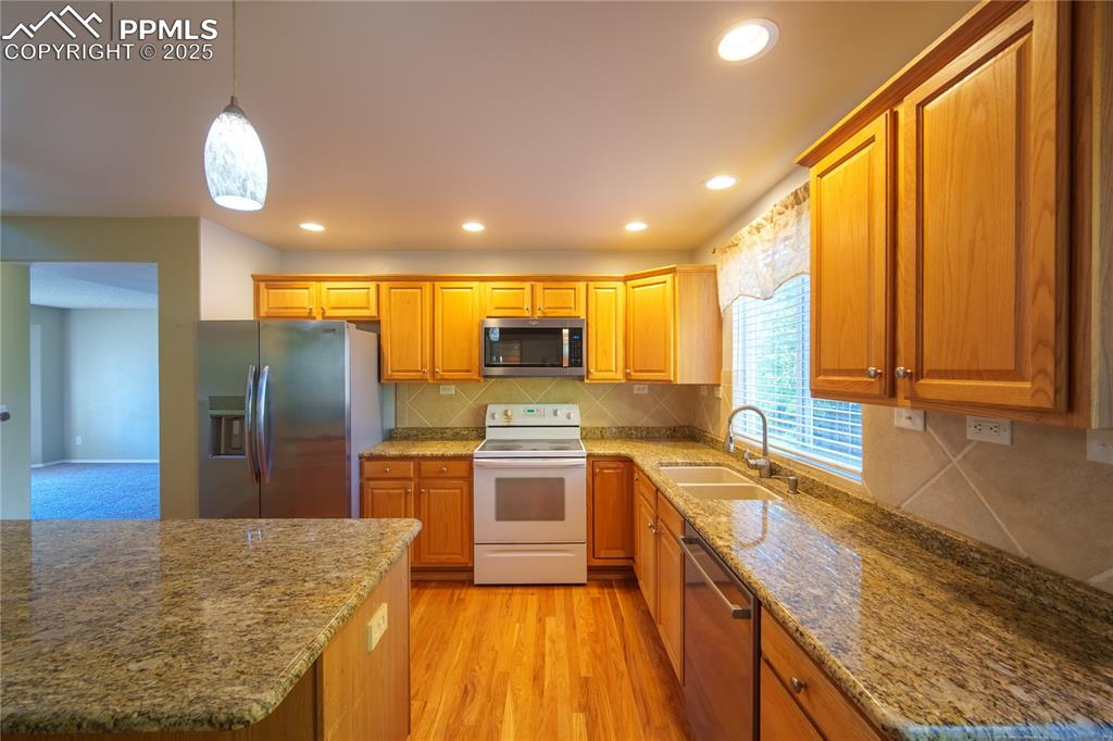 Image 25 of 30: Kitchen