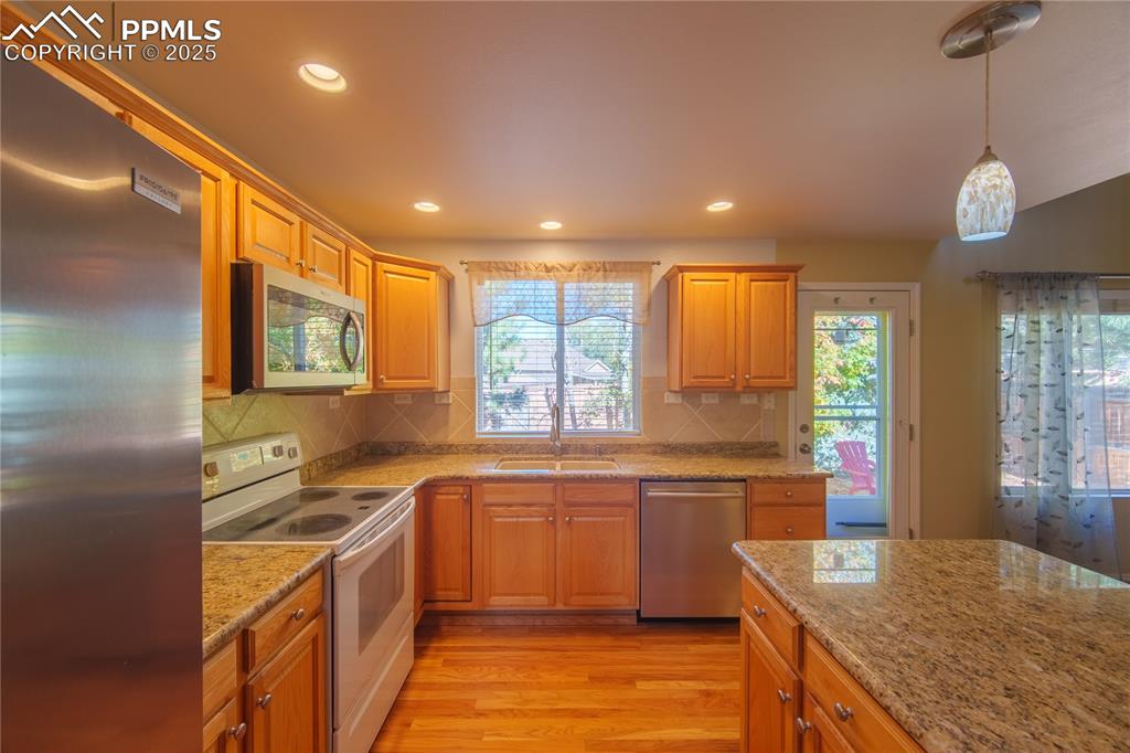 Image 26 of 30: Kitchen