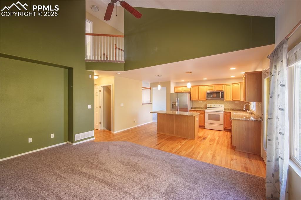 Image 27 of 30: Kitchen