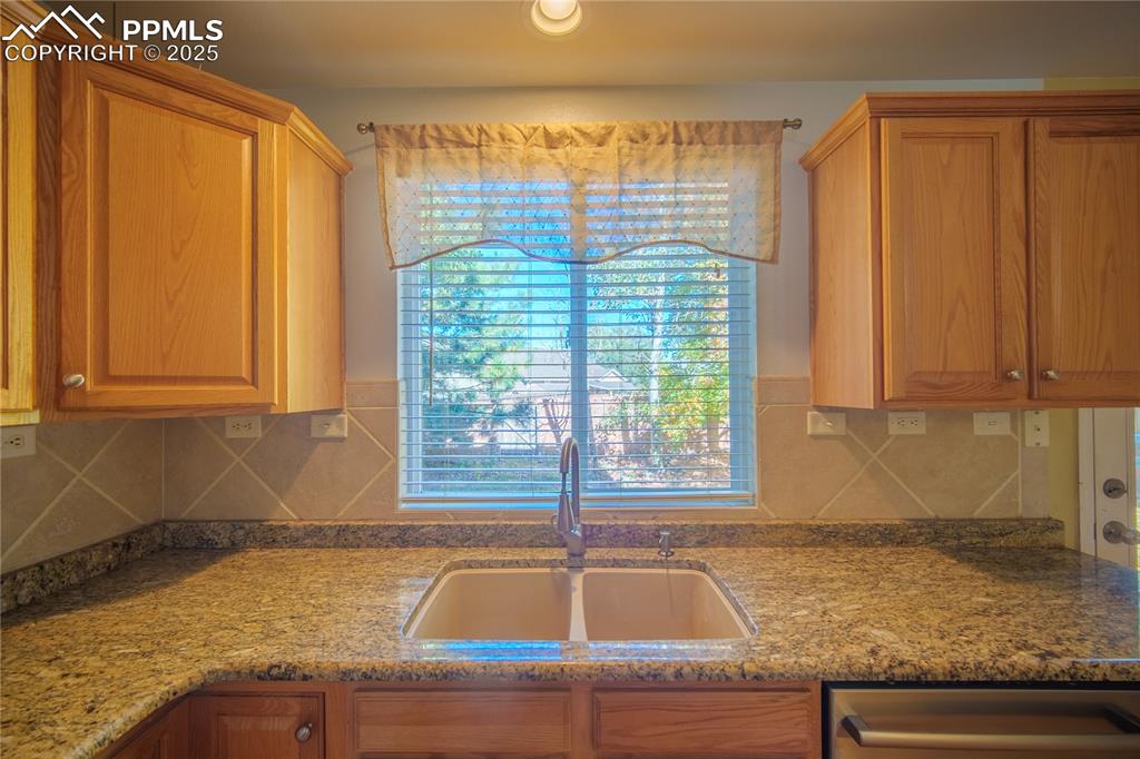 Image 7 of 30: Kitchen