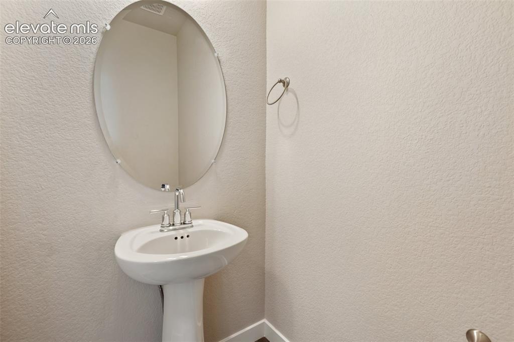 Image 17 of 49: Bathroom