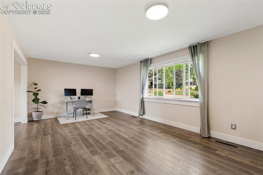 Image 10 of 50: Office