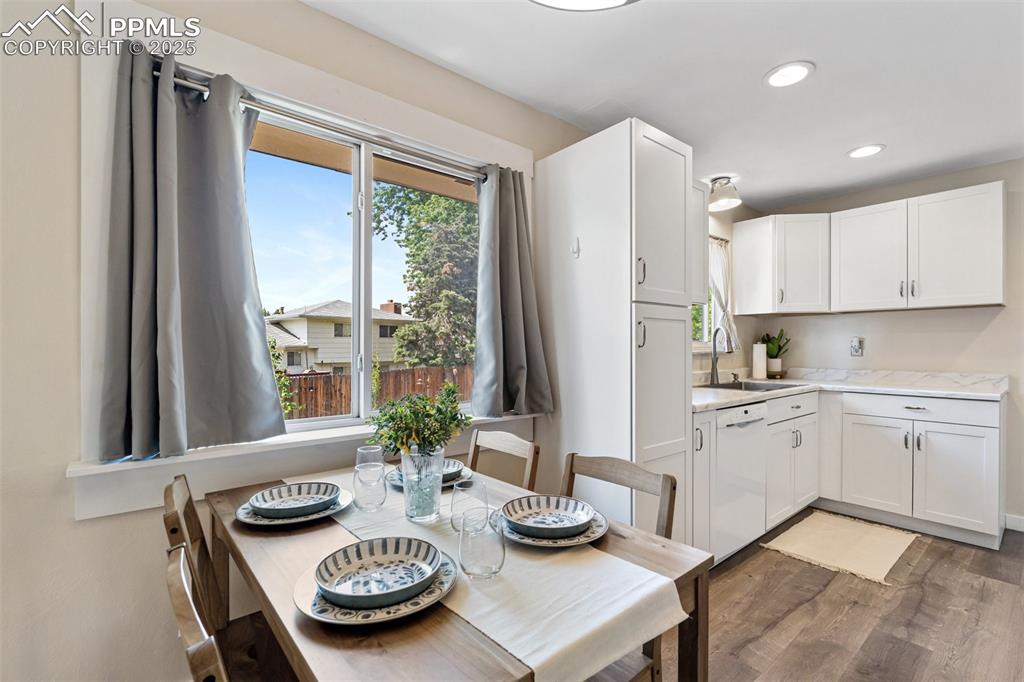 Image 15 of 50: Dining Area