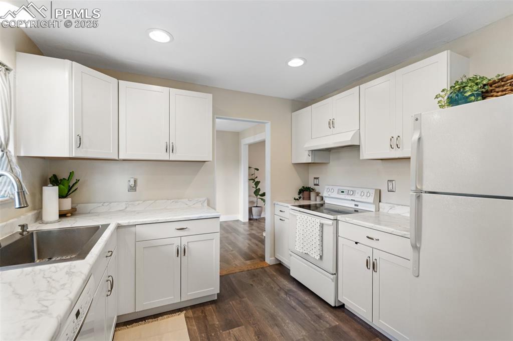 Image 17 of 50: Kitchen