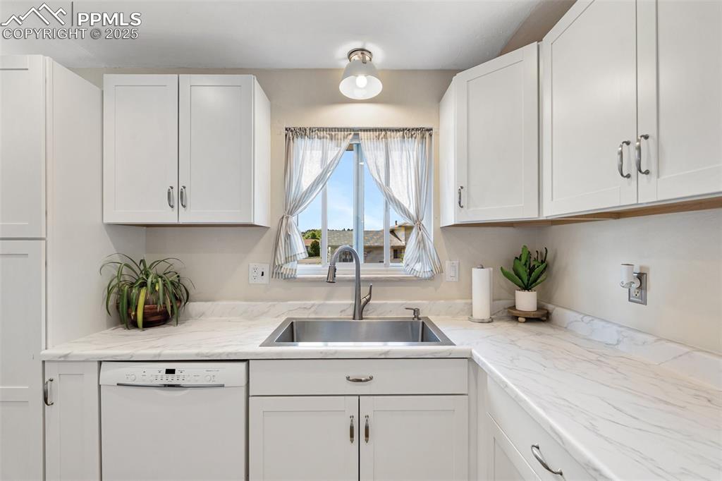 Image 18 of 50: Kitchen