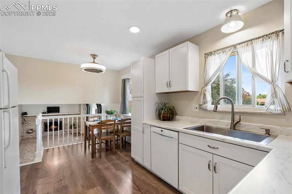 Image 19 of 50: Kitchen