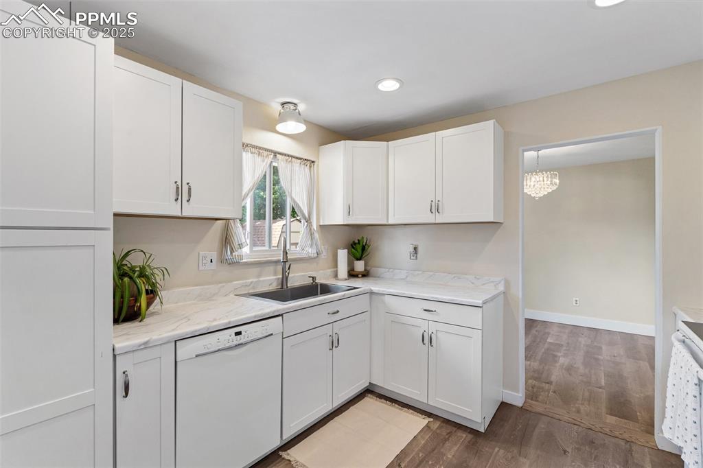 Image 20 of 50: Kitchen