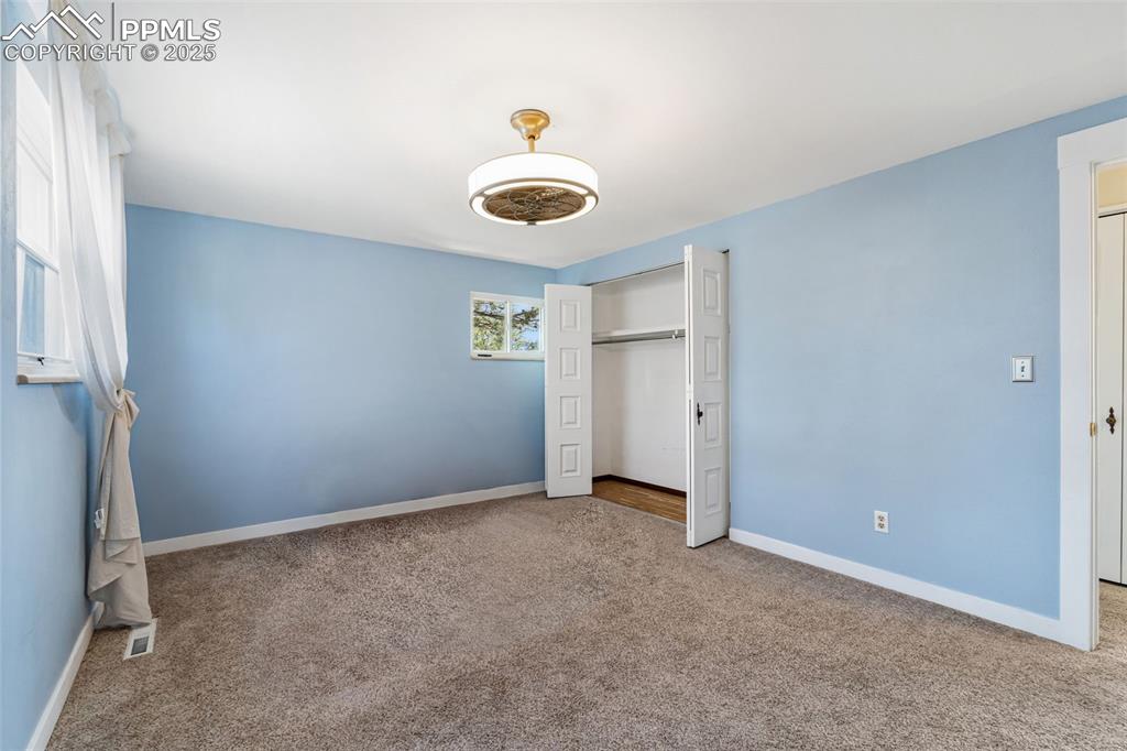 Image 23 of 50: Bedroom