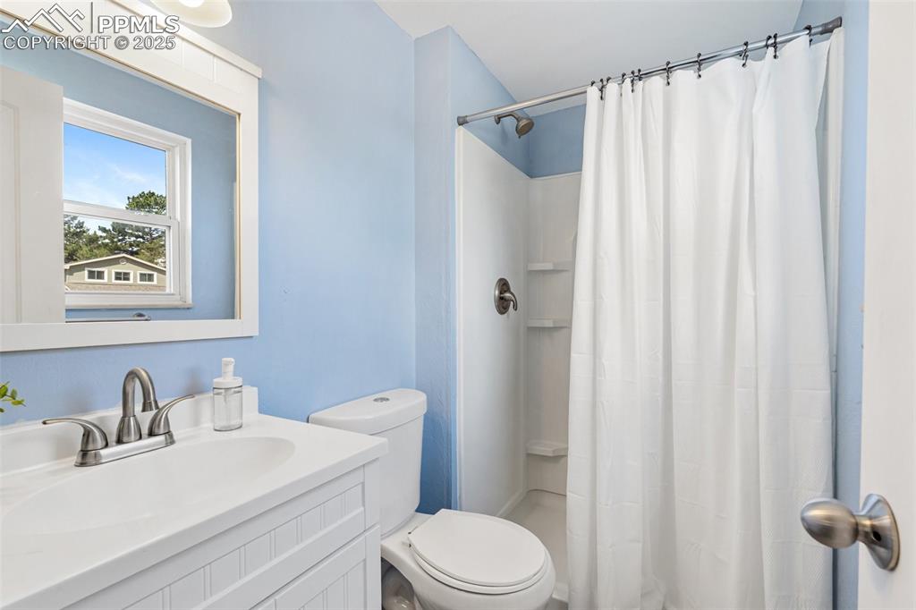 Image 25 of 50: Bathroom