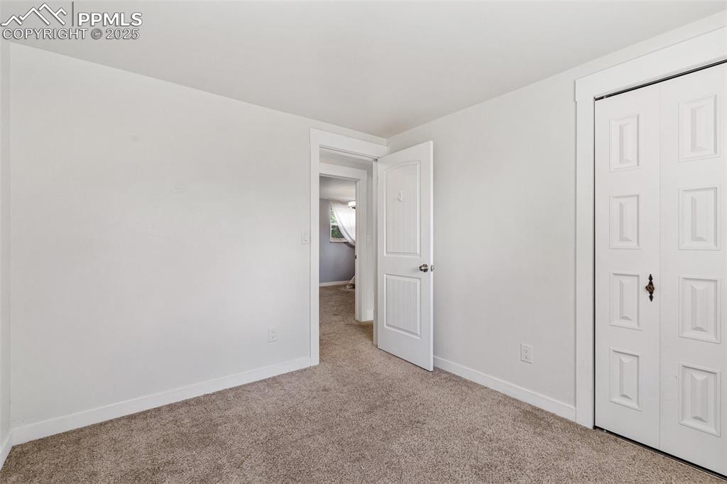 Image 27 of 50: Bedroom