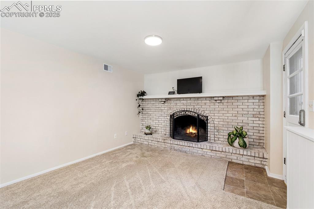 Image 34 of 50: Living Room