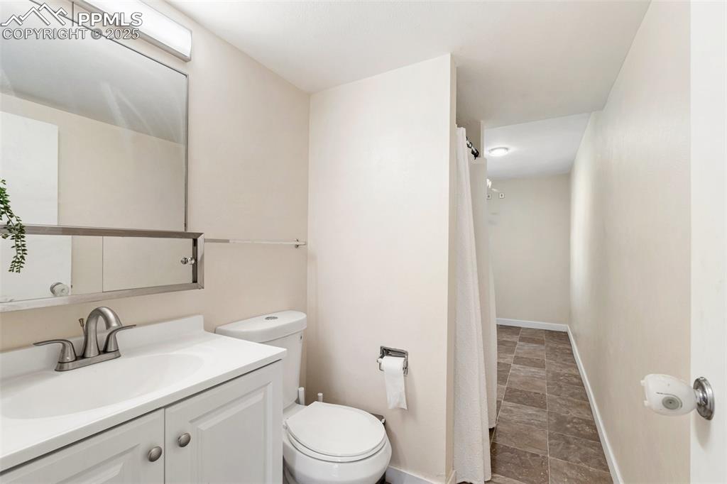 Image 35 of 50: Bathroom