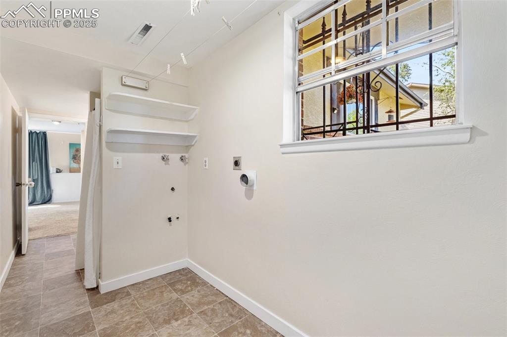 Image 36 of 50: Laundry