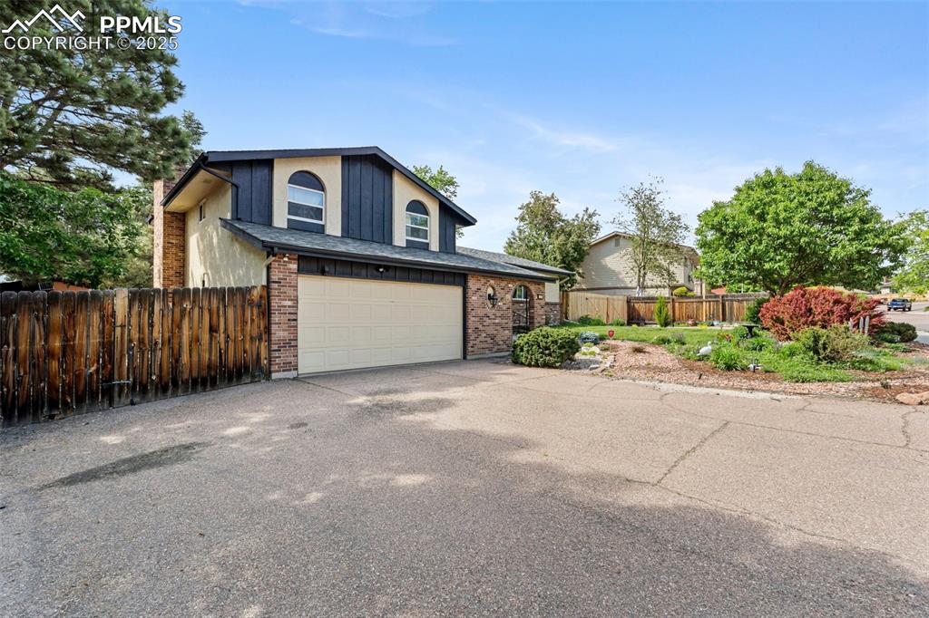 Image 4 of 50: Side of Structure