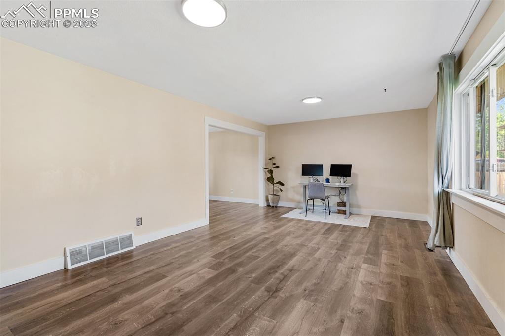 Image 9 of 50: Living Room