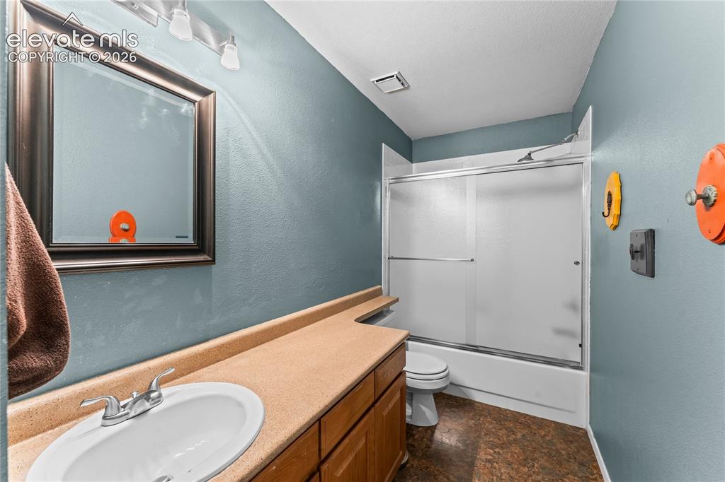 Image 19 of 45: Bathroom
