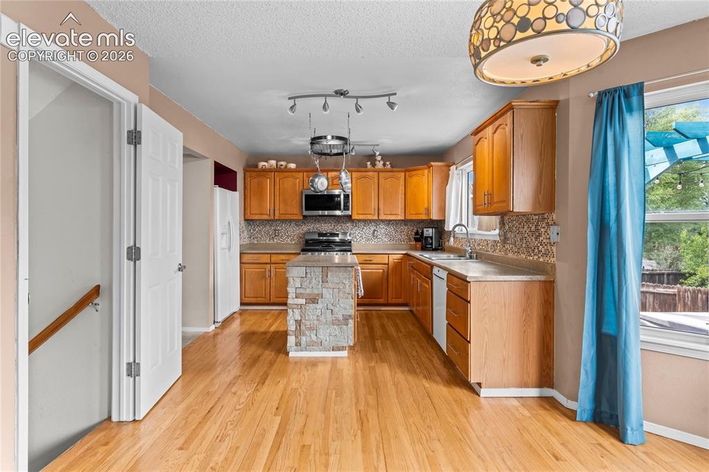 Image 5 of 45: Kitchen