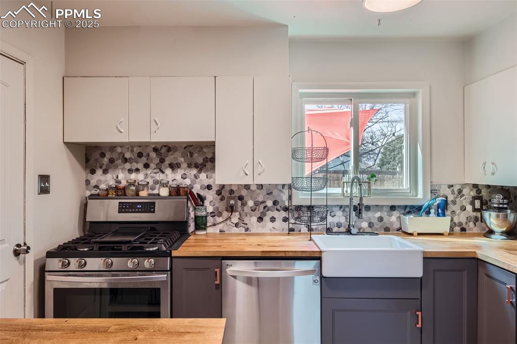 Image 10 of 27: Kitchen