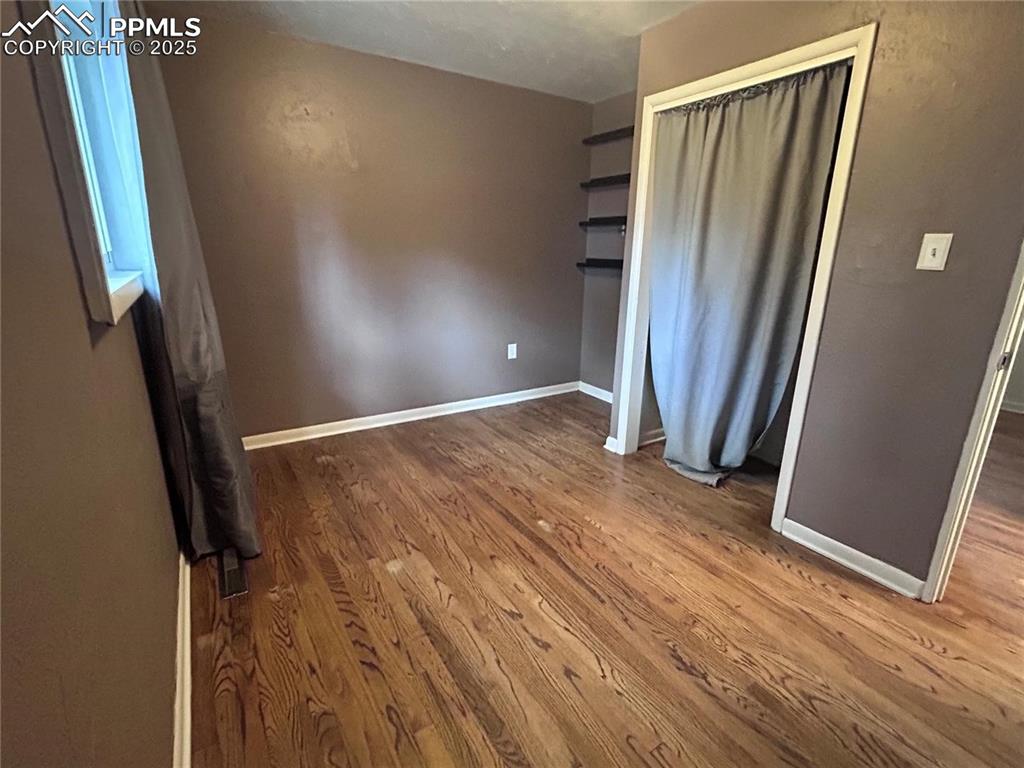 Image 19 of 27: Bedroom