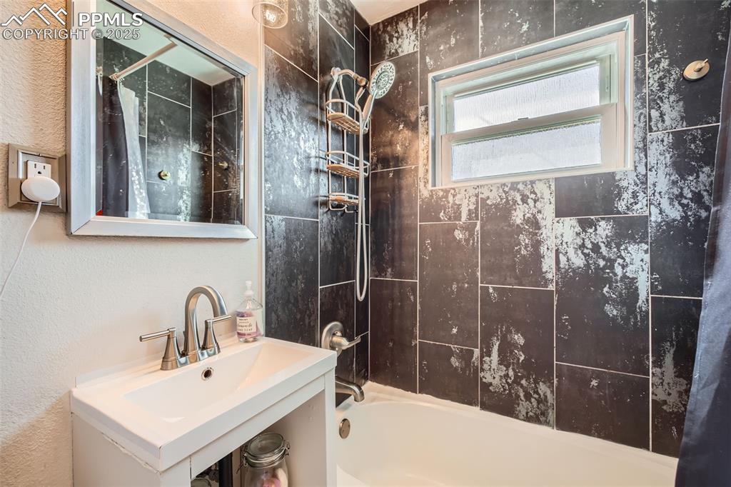 Image 21 of 27: Bathroom