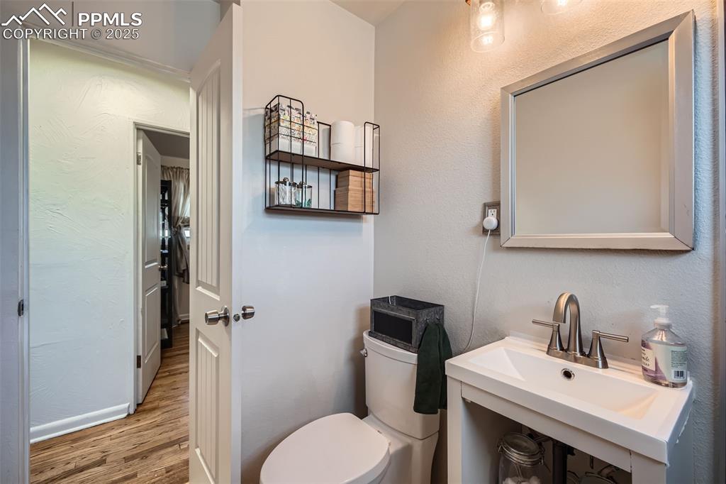 Image 22 of 27: Bathroom