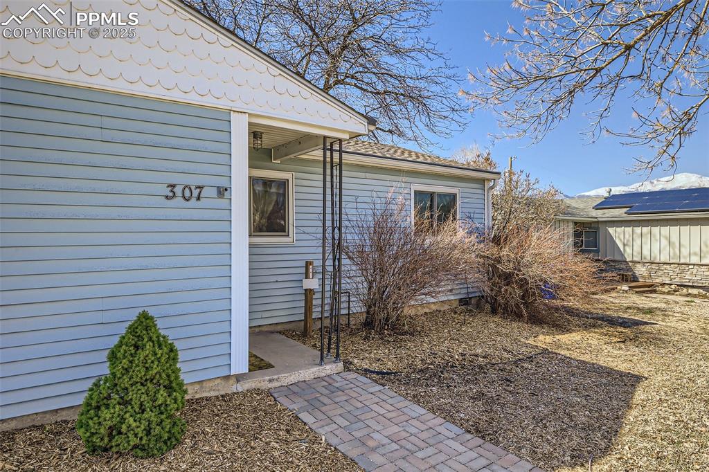 Image 4 of 27: Entry