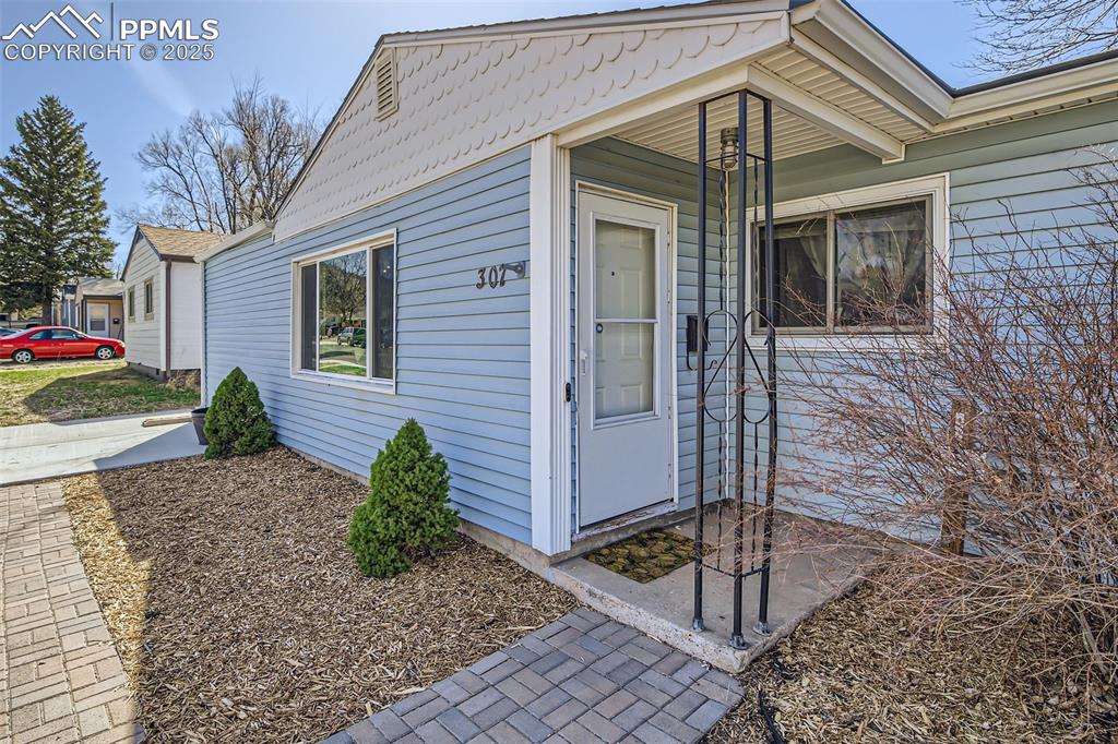 Image 5 of 27: Entry