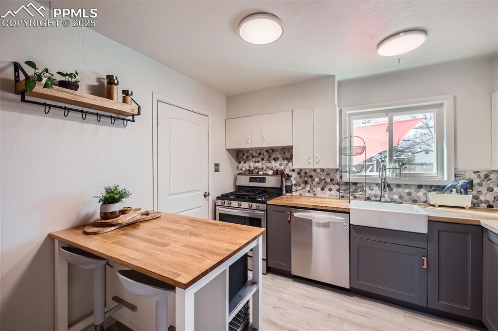 Image 6 of 27: Kitchen