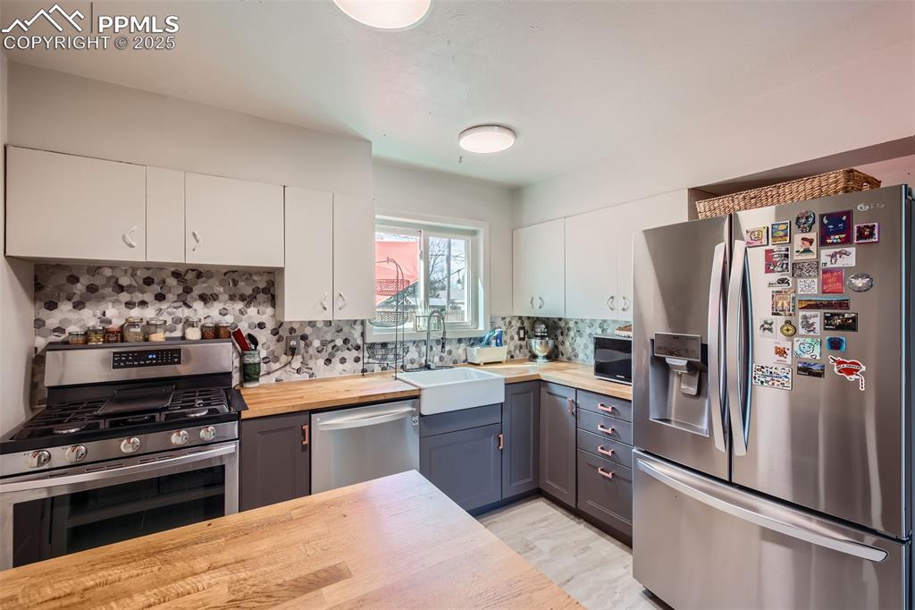 Image 7 of 27: Kitchen