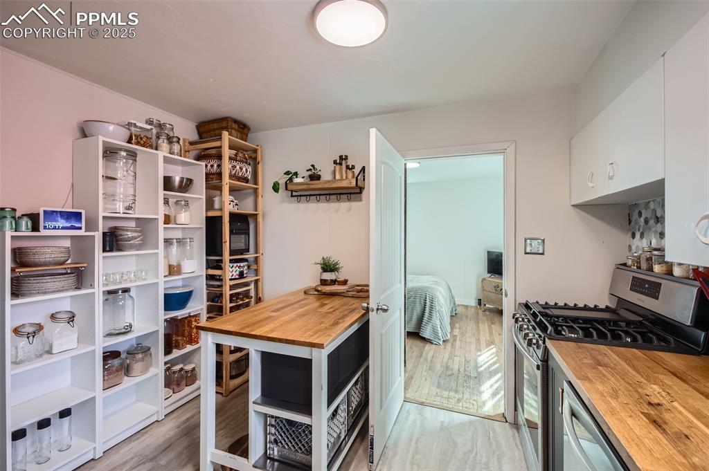 Image 8 of 27: Kitchen