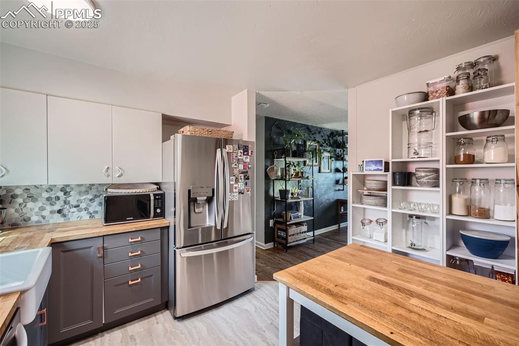 Image 9 of 27: Kitchen