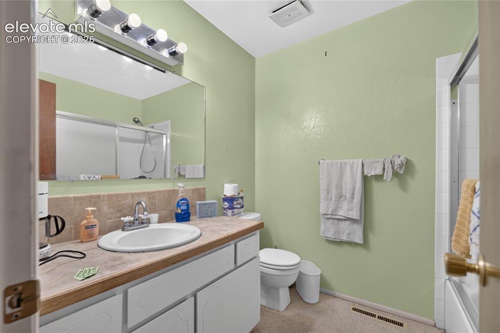 Image 11 of 18: Bathroom