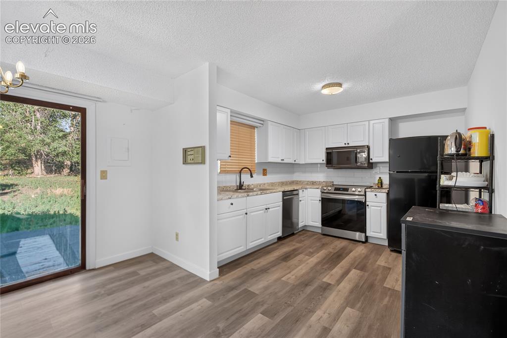 Image 4 of 18: Kitchen