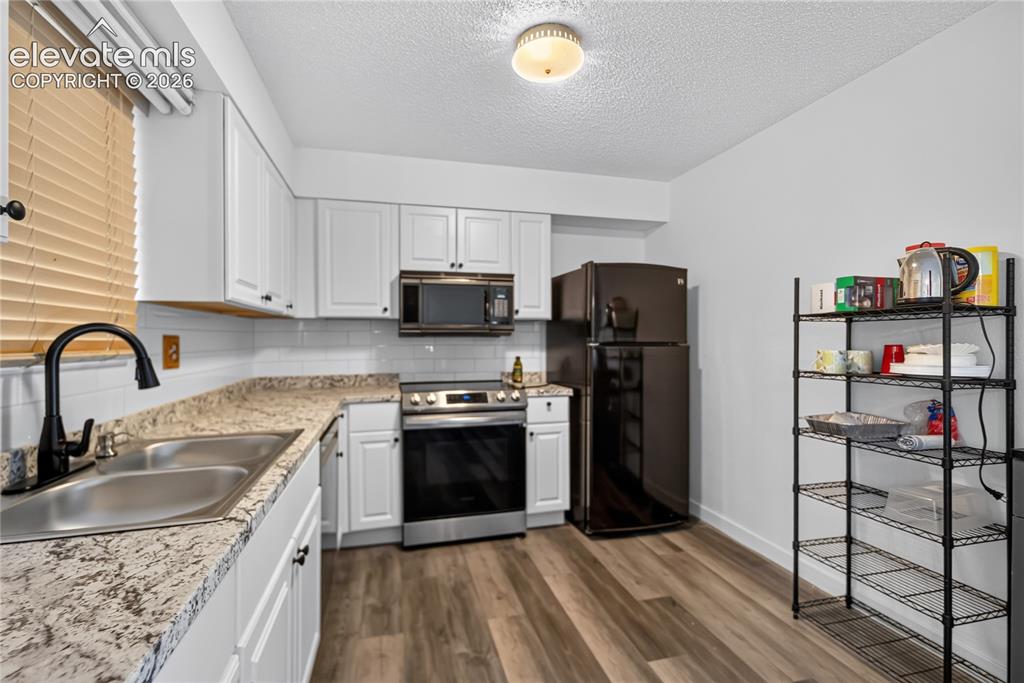 Image 5 of 18: Kitchen