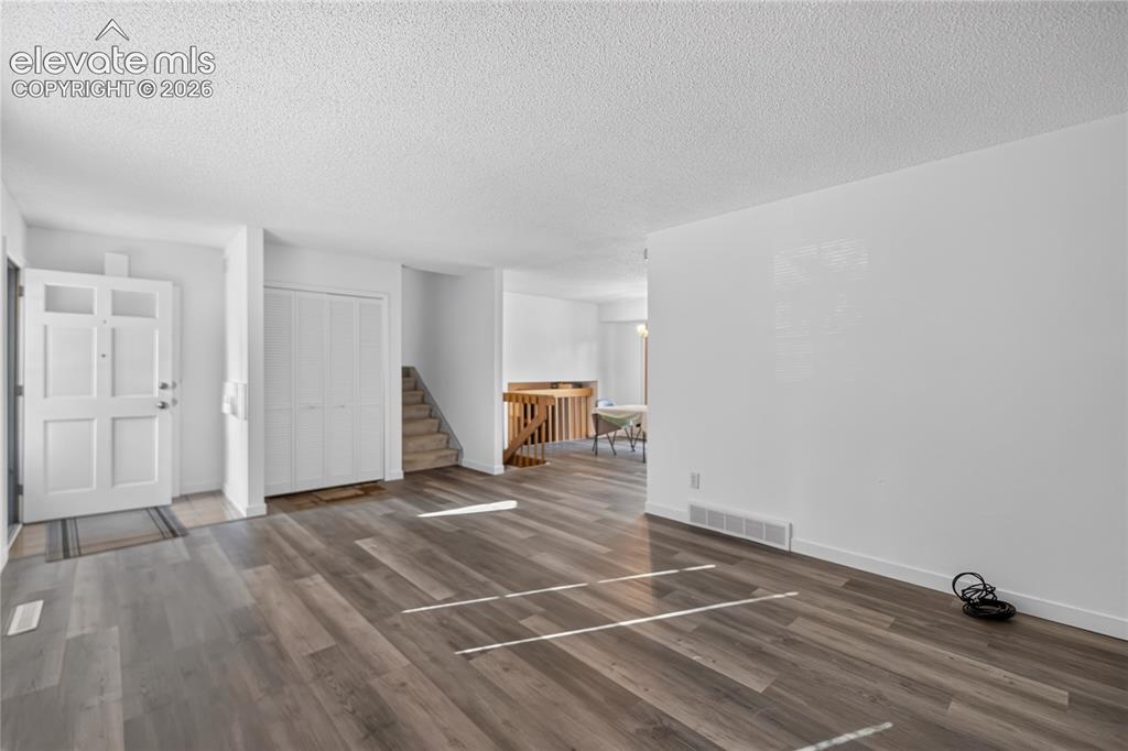 Image 7 of 18: Living Room