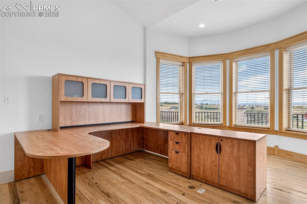 Image 15 of 50: Office