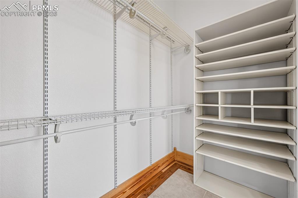 Image 23 of 50: Built ins!