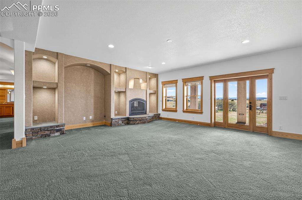 Image 28 of 50: Living Room