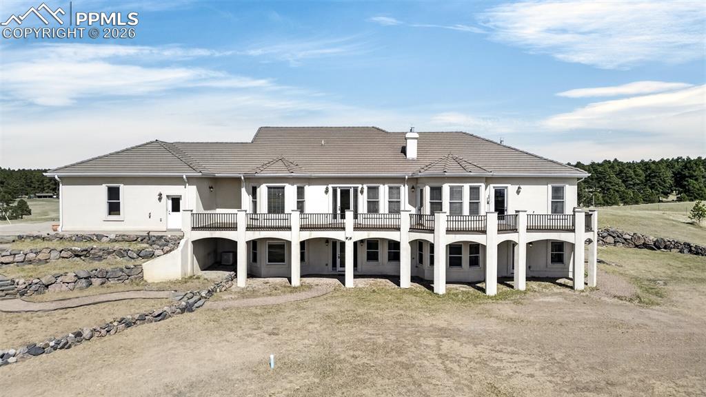 Image 4 of 50: Back of Structure