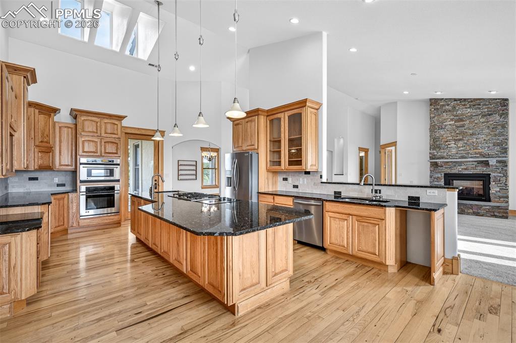 Image 7 of 50: Gourmet kitchen!