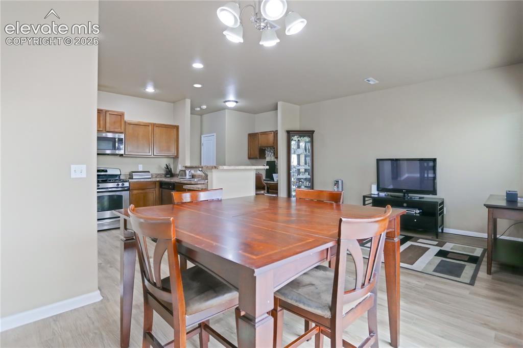 Image 29 of 44: Dining Area