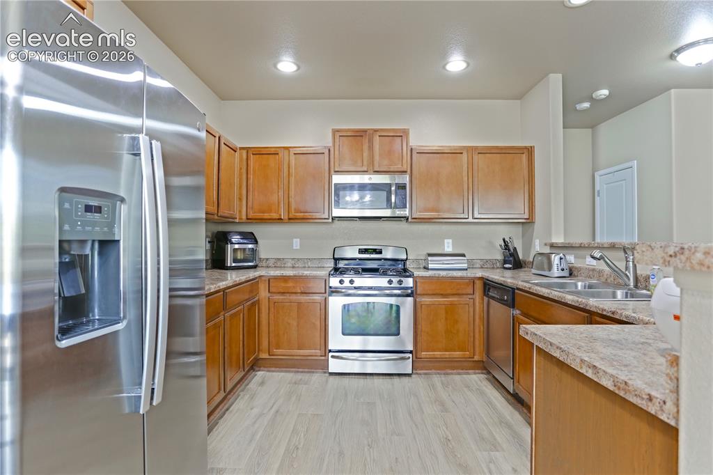 Image 31 of 44: Kitchen