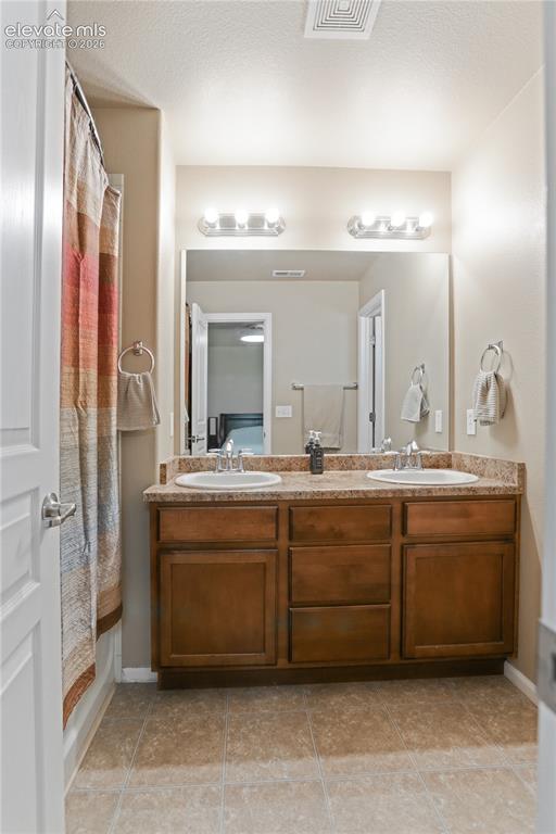 Image 6 of 44: Bathroom