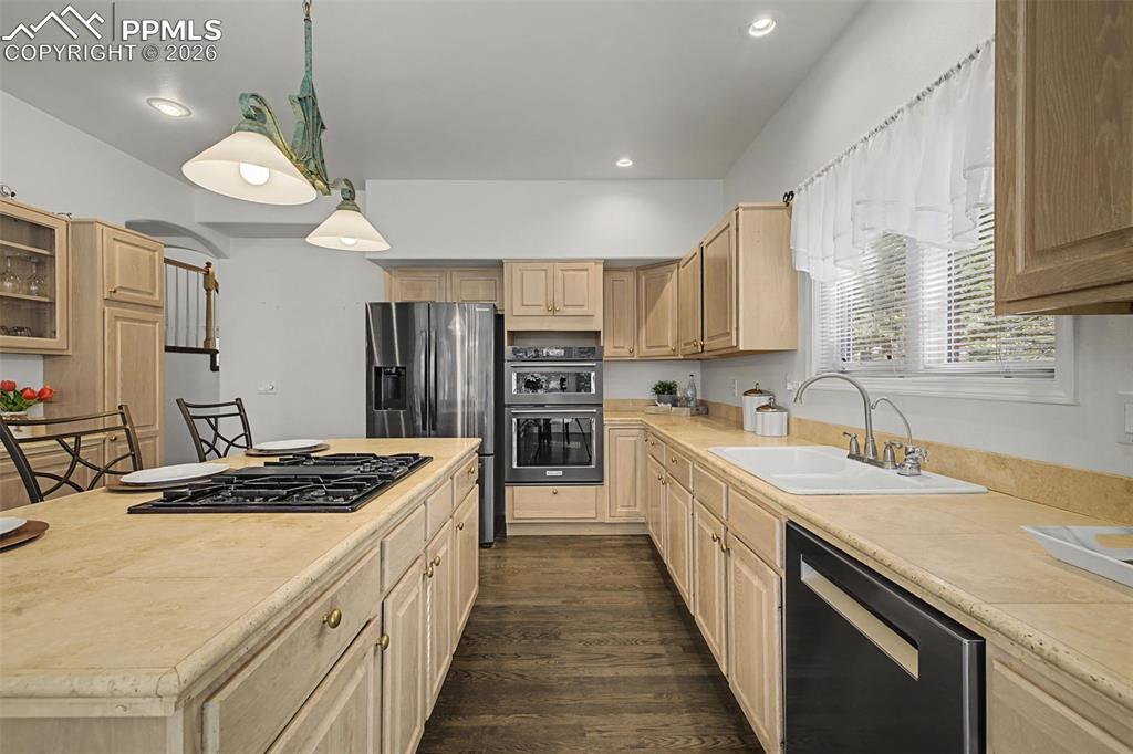 Image 27 of 49: Kitchen