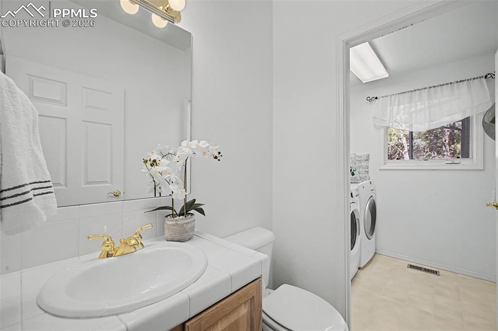 Image 31 of 49: Bathroom