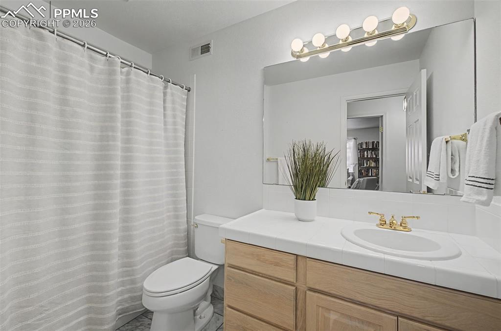 Image 35 of 49: Bathroom