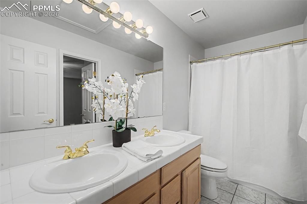 Image 45 of 49: Bathroom